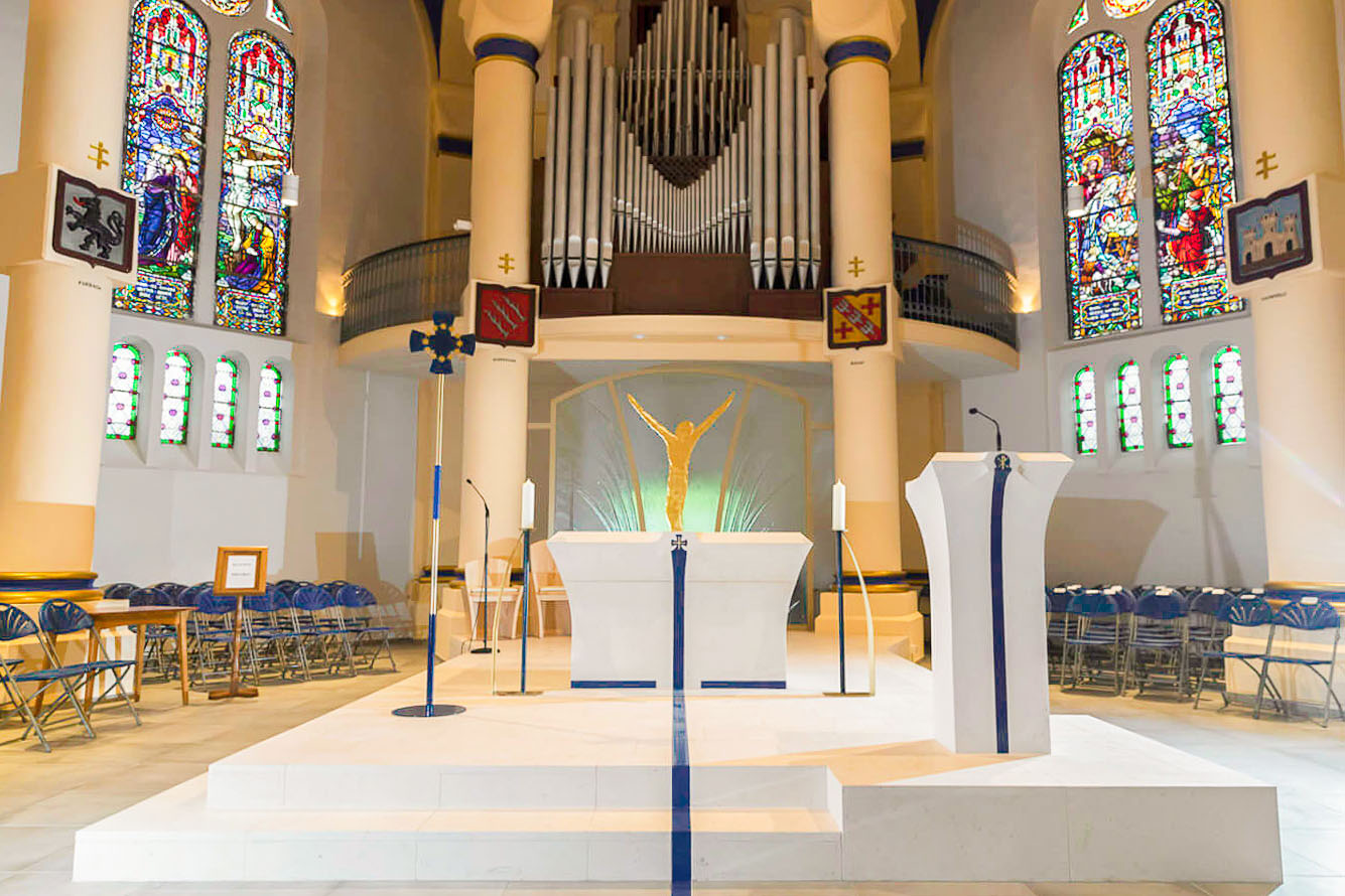 fleur nabert sculpteur basilique notre dame de bon secours saint avold aménagement liturgique ligne bleue reliant les deux chœurs ambon voute étoiles ambon autel ensemble de présidence christ feuille d'or verre verre thermoformé peinture polychrome bleu