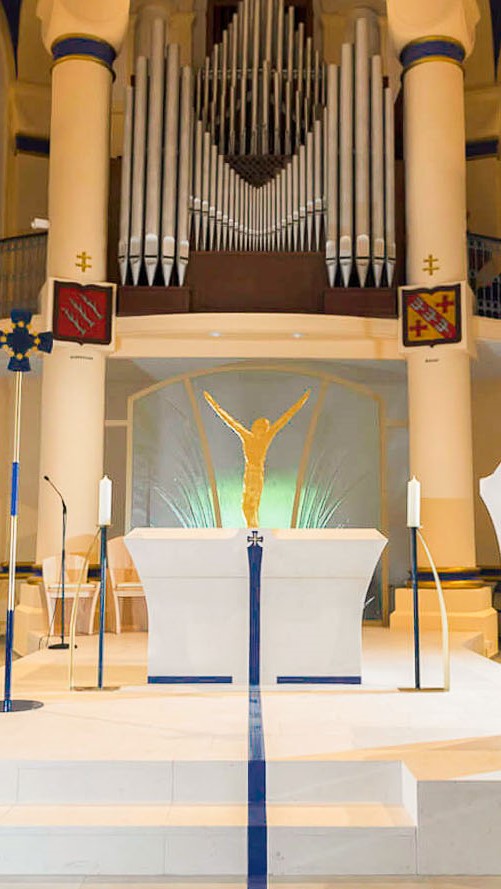 fleur nabert basilique saint avold aménagement liturgique autel ambon chœur ligne bleu resize