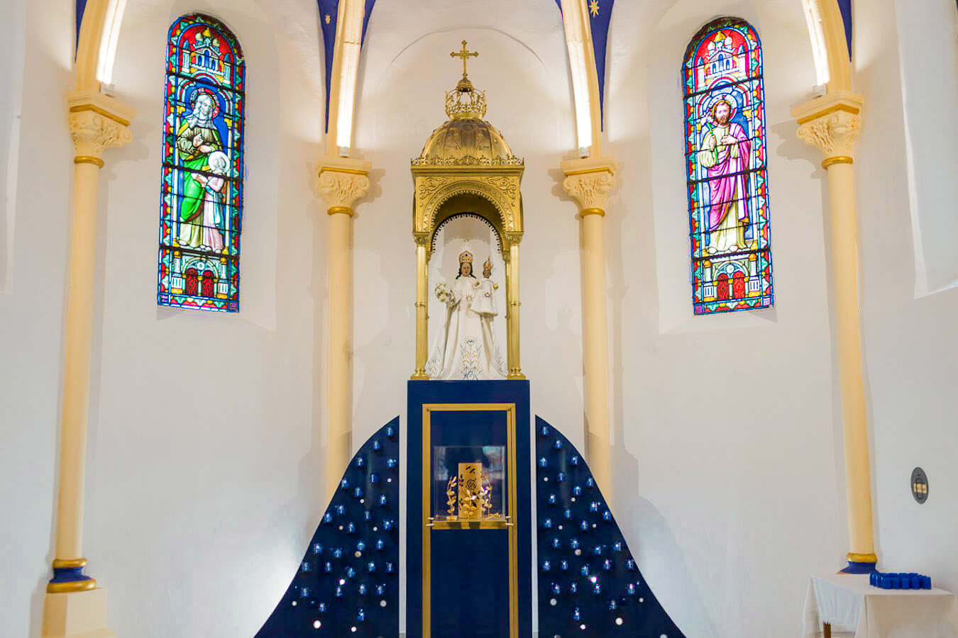 fleur nabert sculpteur basilique notre dame de bon secours saint avold aménagement liturgique chœur dôme étoiles reliquaire louis zelie therese martin verre thermoformé peinture polychrome bleu