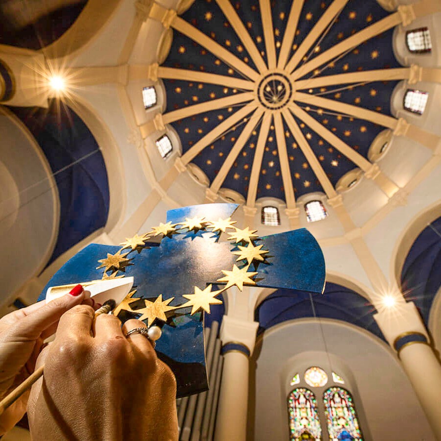 fleur nabert sculpteur basilique notre dame de bon secours saint avold aménagement liturgique dôme étoiles croix de procession verre thermoformé peinture polychrome bleu