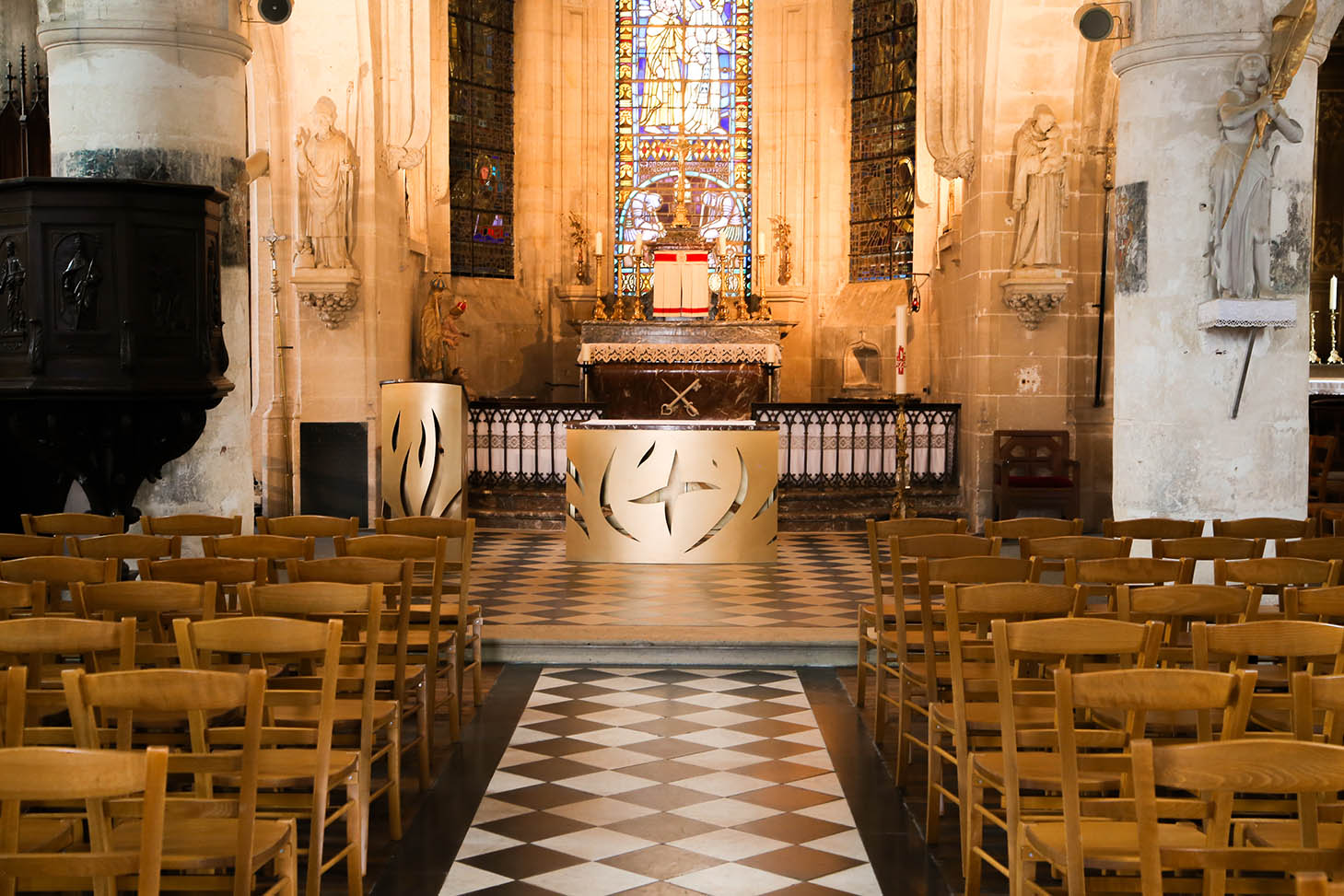 fleur nabert sculpteur église saint pierre ès liens blérancourt intérieur chœur mobilier liturgique autel ambon bronze doré