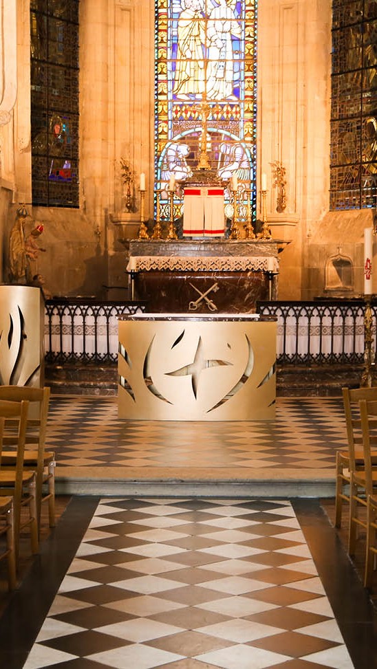 fleur nabert sculpteur église saint pierre ès liens blérancourt intérieur chœur mobilier liturgique autel ambon bronze doré