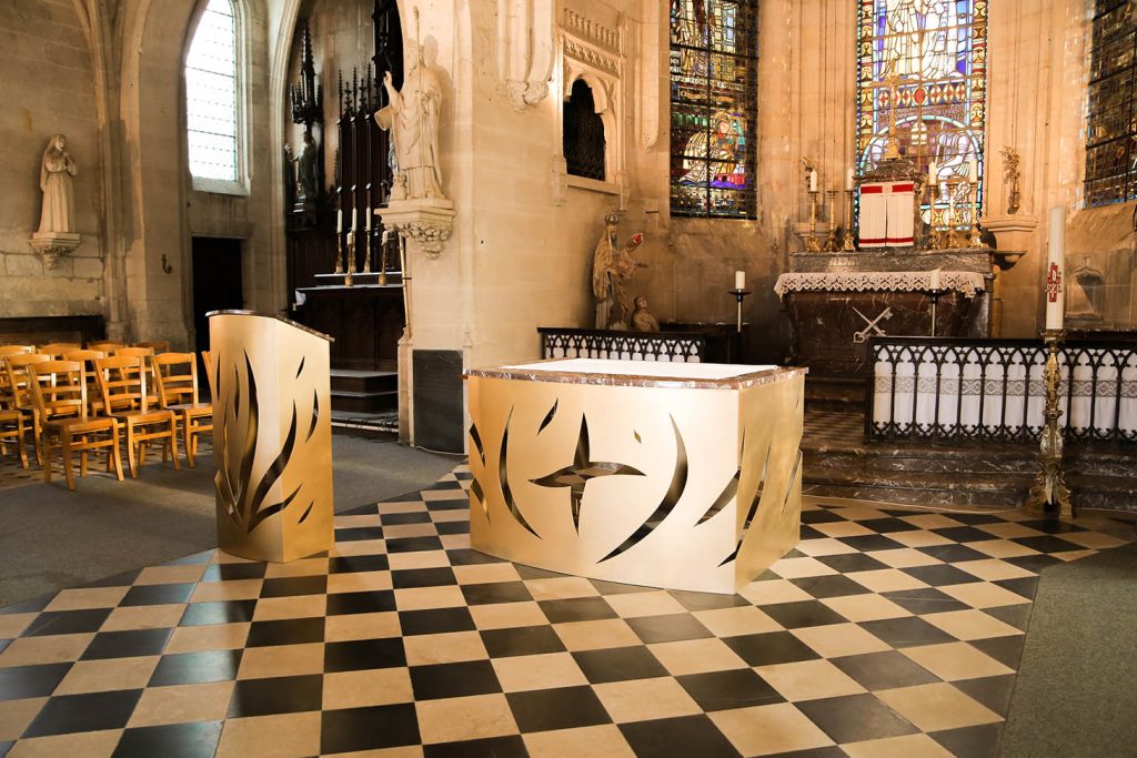 fleur nabert sculpteur église saint pierre ès liens blérancourt intérieur mobilier liturgique autel ambon bronze doré