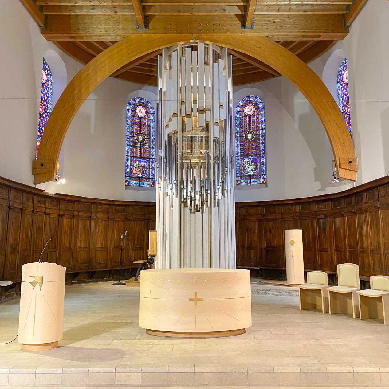 fleur nabert sculpteur bourg d'oisans chœur aménagement liturgique autel ambon tabernacle ensemble de présidence bois feuille d'or
