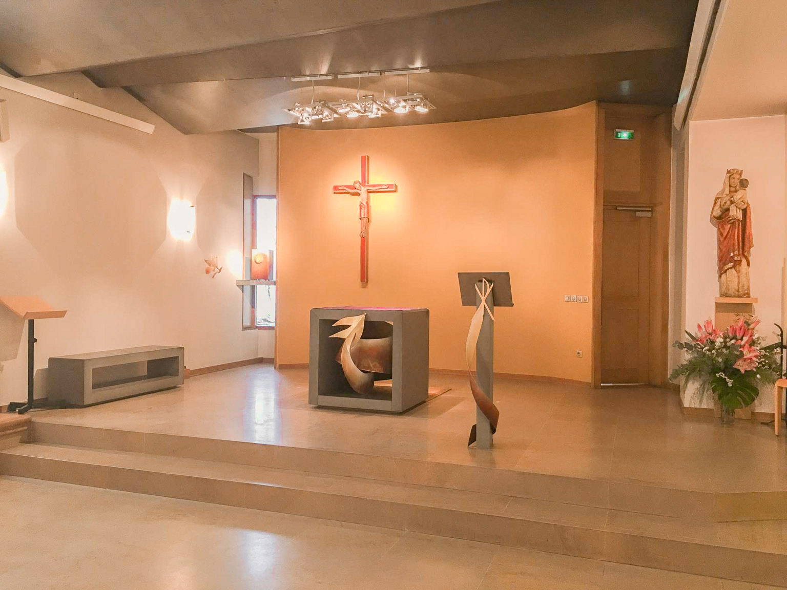 fleur nabert sculpteur chapelle de l'agneau gare de lyon mobilier liturgique chœur paris