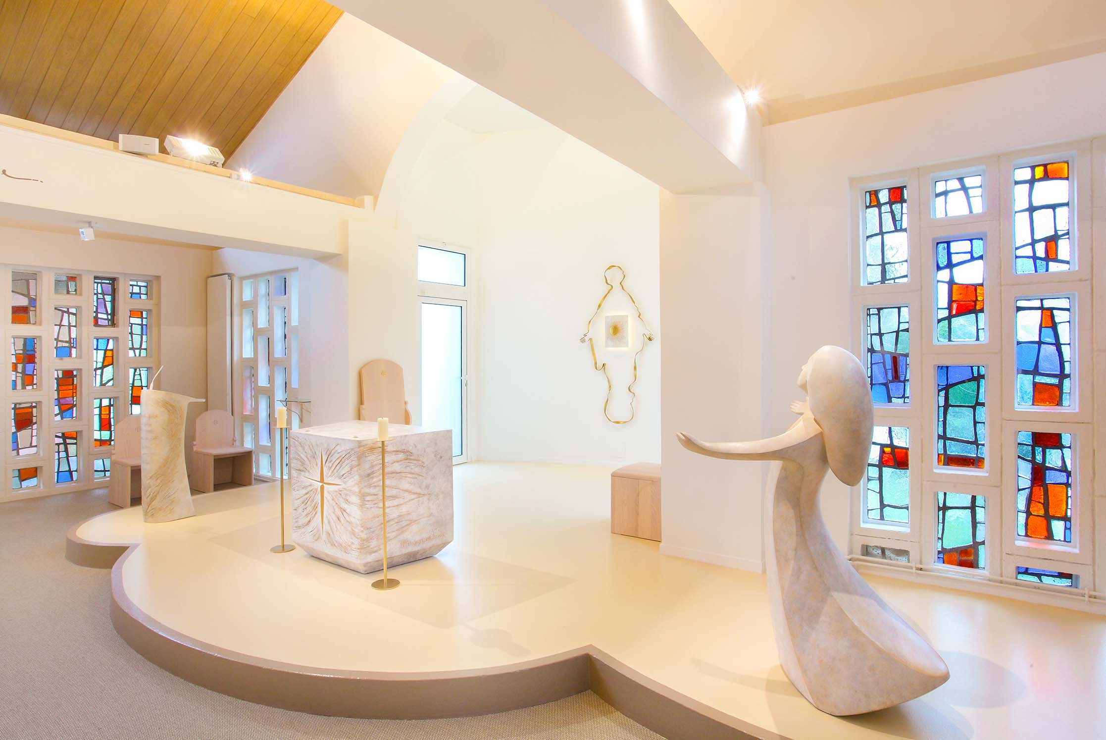 fleur nabert sculpteur chapelle notre dame du sourire lisieux mobilier liturgique chœur statue sainte thérèse enfant autel ambon ensemble de présidence vierge tabernacle bronze doré