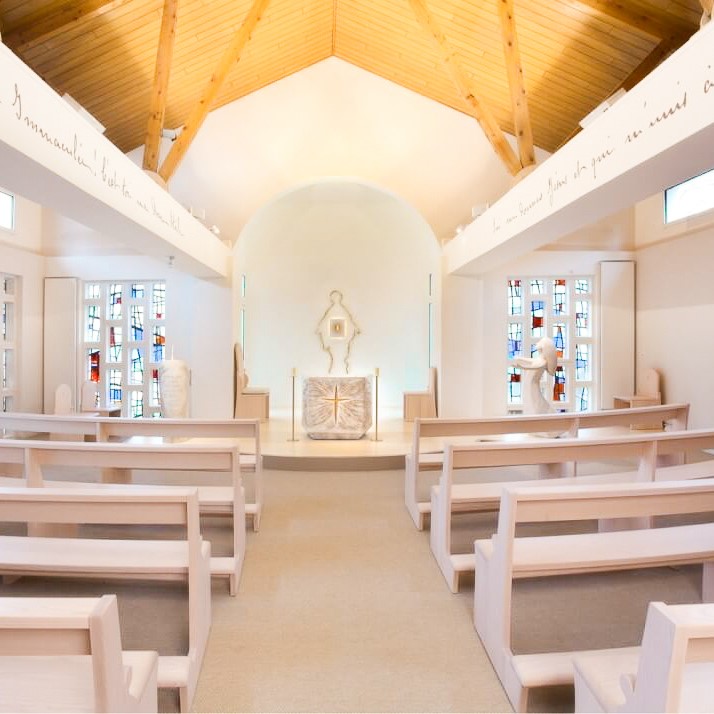 fleur nabert sculpteur chapelle notre dame du sourire lisieux mobilier liturgique chœur statue sainte thérèse enfant autel ambon ensemble de présidence vierge tabernacle banc assemblé bronze doré