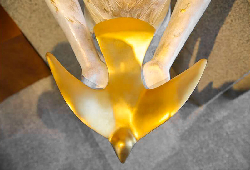 fleur nabert sculpteur lisieux cloitre de la miséricorde statue sainte thérèse oiseau esprit saint bronze doré