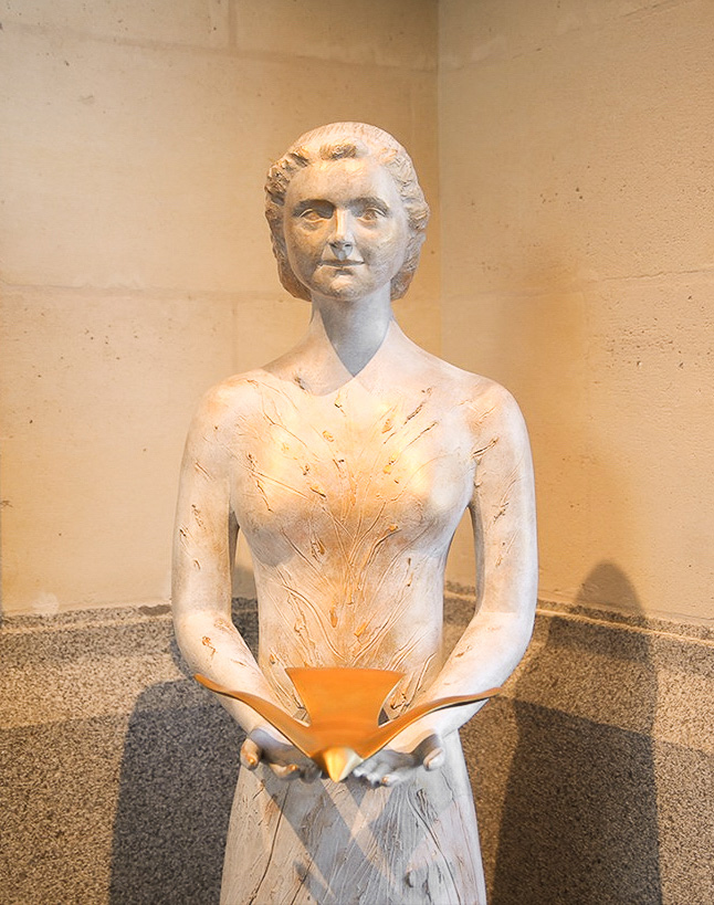 fleur nabert sculpteur lisieux cloitre de la miséricorde statue sainte thérèse oiseau esprit saint bronze doré