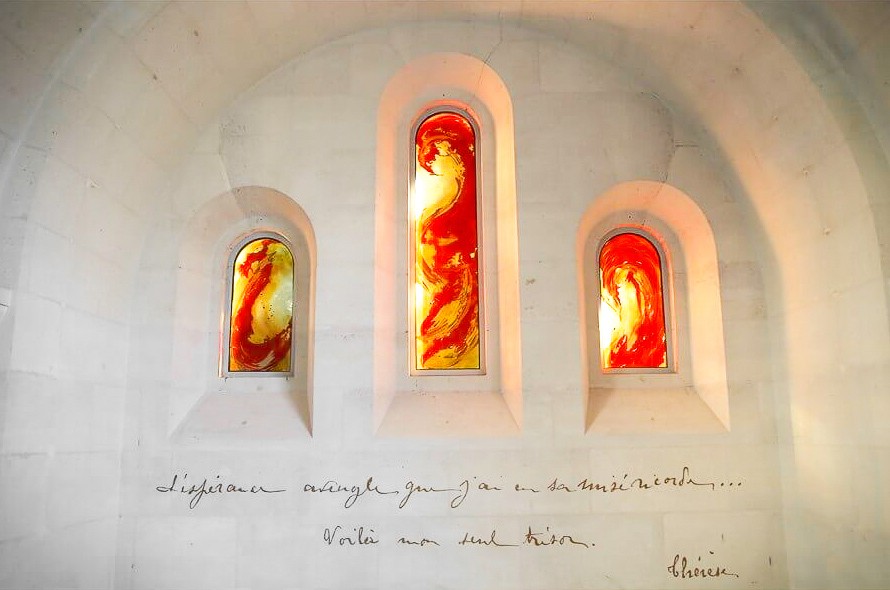 fleur nabert sculpteur lisieux cloitre de la miséricorde sainte thérèse vitraux abstrait crucifixion bronze