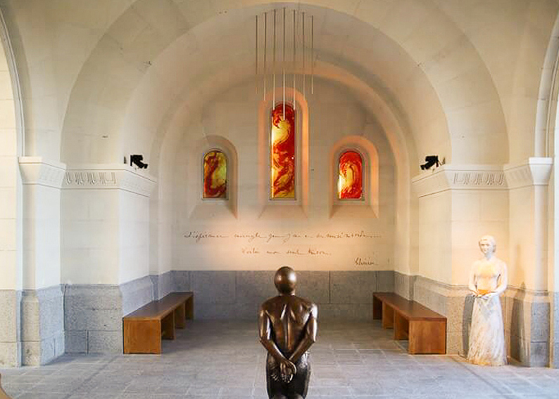 fleur nabert sculpteur lisieux cloitre de la miséricorde vue ensemble statue d'henri pranzini sans visage sainte thérèse vitraux abstrait crucifixion bronze