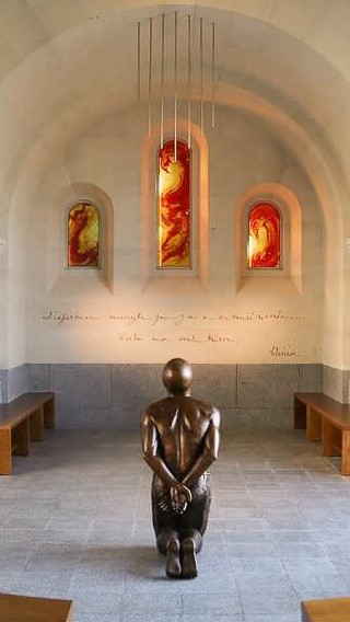 fleur nabert sculpteur lisieux-cloître miséricorde vue ensemble statue henri pranzini sainte Thérèse vitraux bronze