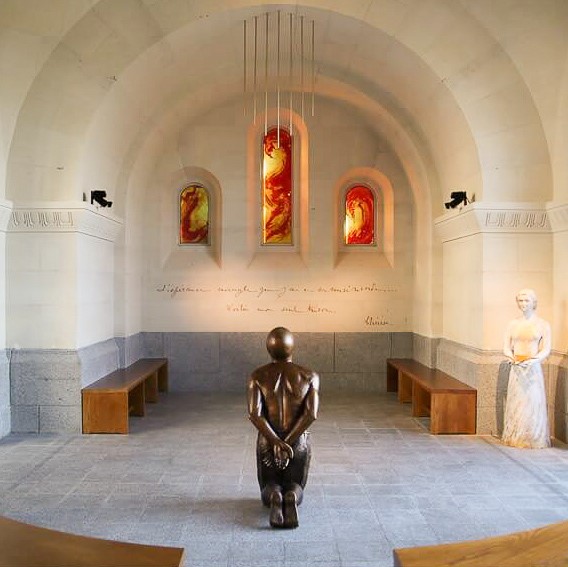 fleur nabert sculpteur lisieux cloitre de la miséricorde vue ensemble statue d'henri pranzini sans visage sainte thérèse vitraux abstrait crucifixion bronze