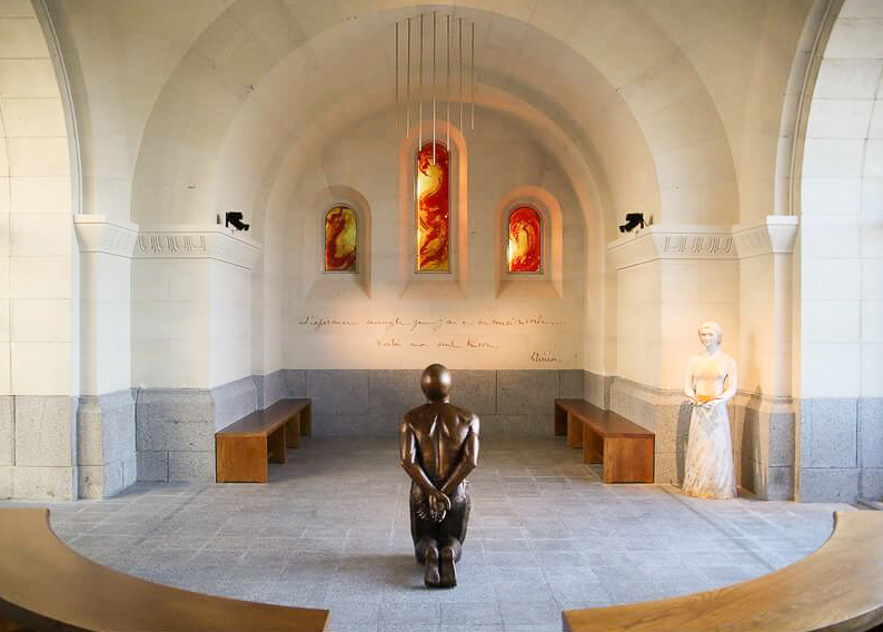 fleur nabert sculpteur lisieux cloitre de la miséricorde vue ensemble statue d'henri pranzini sans visage sainte thérèse vitraux abstrait crucifixion bronze