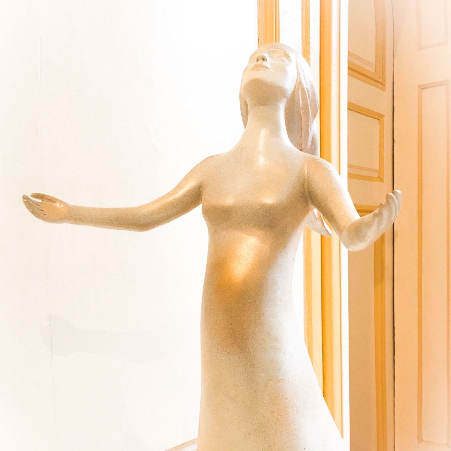 fleur nabert oratoire carmel bayonne aménagement-liturgique statue vierge enceinte bronze doré