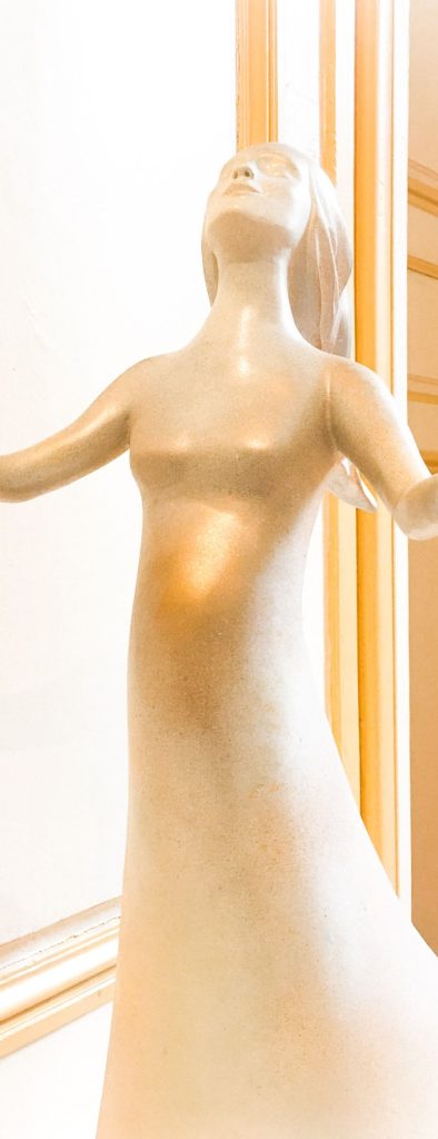 fleur nabert sculpteur oratoire des sœurs carmel bayonne aménagement liturgique statue vierge enceinte bronze doré