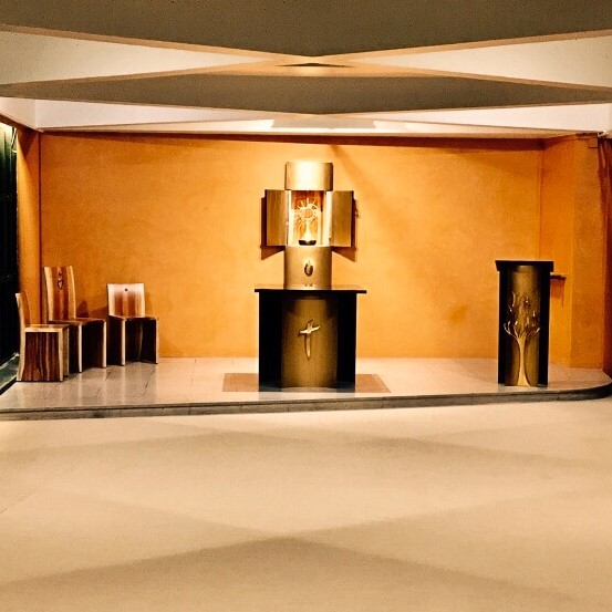 fleur nabert sculpteur oratoire charles de foucauld mobilier liturgique chœur tabernacle ostensoir autel ambon ensemble de présidence bronze boulogne-billancourt