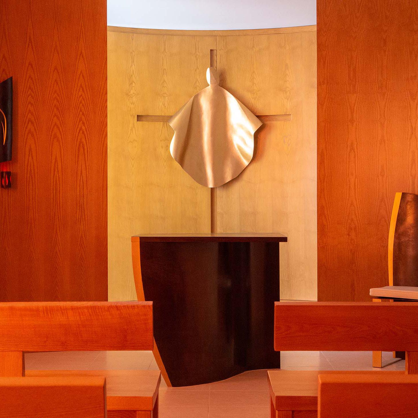 fleur nabert sculpteur oratoire enseignement catholique montrouge chœur autel ambon tabernacle fauteuil ensemble de présidence christ croix bronze