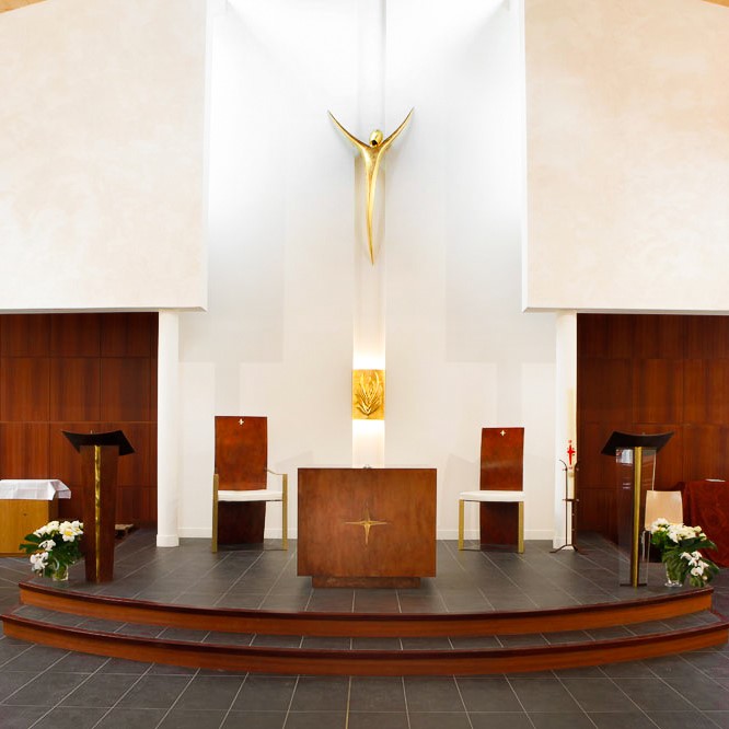 fleur nabert sculpteur église saint-adrien courbevoie aménagement liturgique chœur assemblée autel ambon tabernacle christ ensemble de présidence bronze doré feuilles d'or