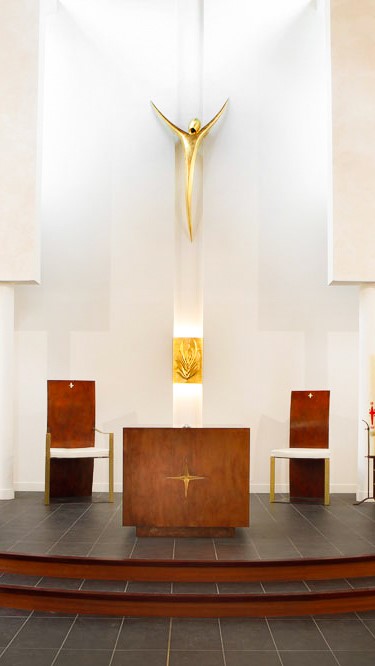 fleur nabert sculpteur église saint-adrien courbevoie aménagement liturgique chœur assemblée autel ambon tabernacle christ ensemble de présidence bronze doré feuilles d'or