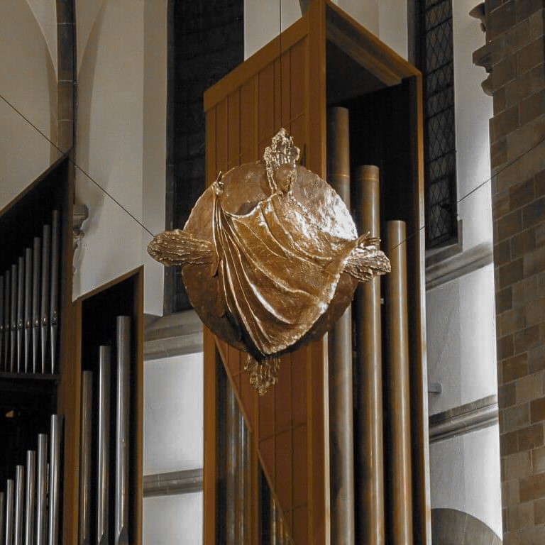 fleur nabert sculpteur église de la sainte famille schiltigheim créations liturgiques christ suspendu bronze