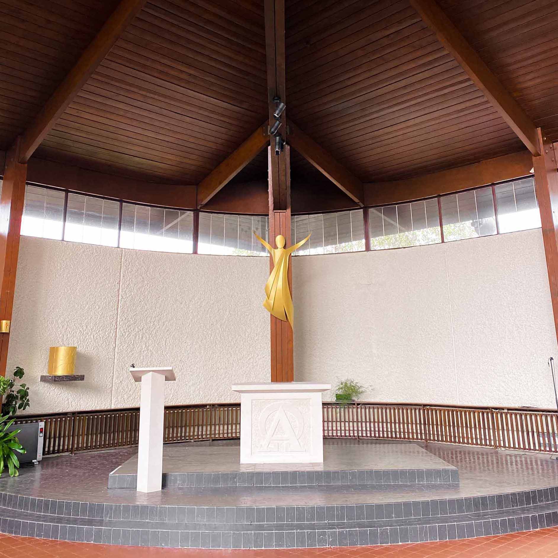 fleur nabert sculpteur église saint joseph-saint-avold-amenagements-liturgiques-christ tabernacle autel ambon bronze