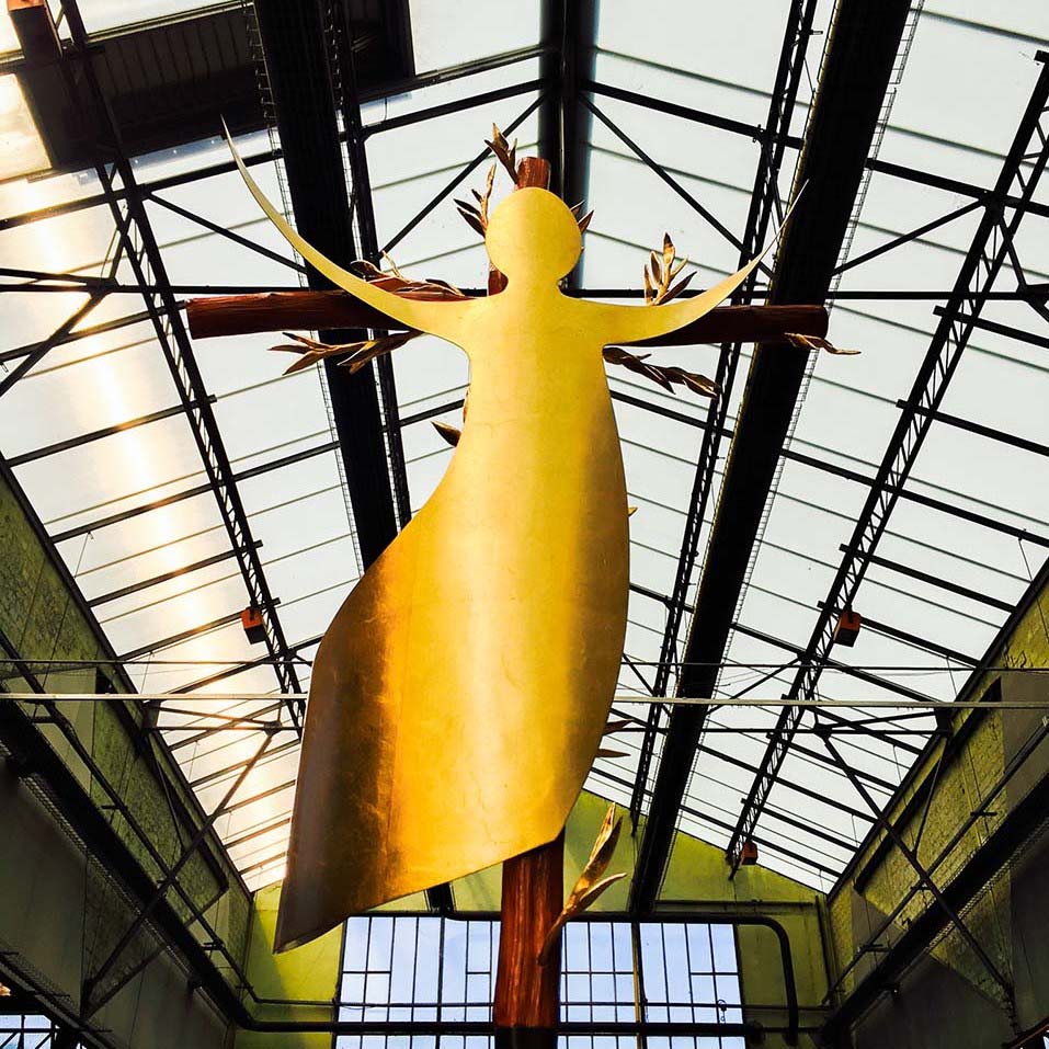 fleur nabert sculpteur évreux croix de procession festival halle beçalel bronze doré feuille or rouge