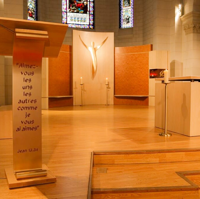 fleur nabert sculpteur église saint-justin mobilier liturgique chœur autel ambon tabernacle christ ensemble de présidence bronze doré bois levallois-perret